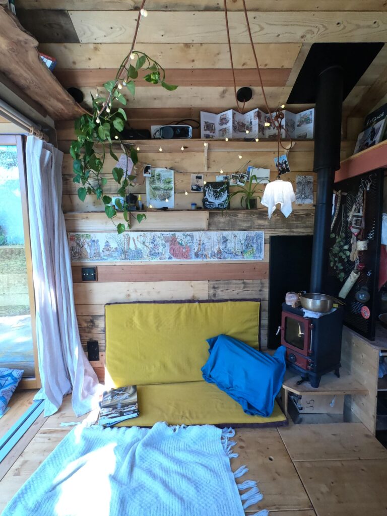 salon tiny house cosy bois poêle à bois