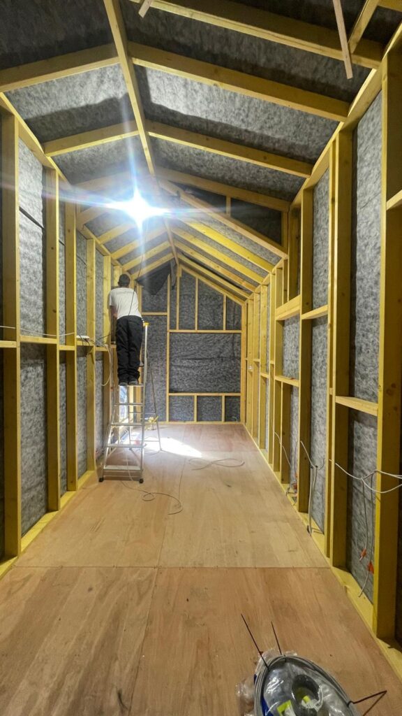 tinyhouse en construction, ossature bois, plancher, pare pluie